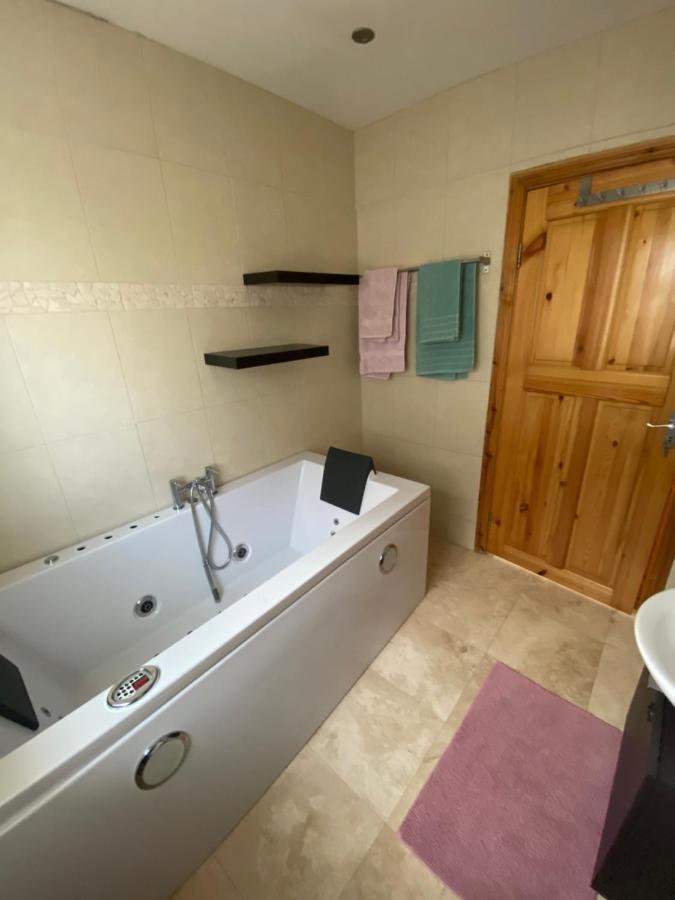 Town Villa With Charming Garden, Bbq Area & Sleeps 6 卡舍尔 外观 照片