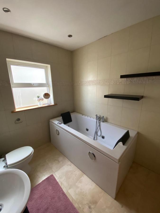 Town Villa With Charming Garden, Bbq Area & Sleeps 6 卡舍尔 外观 照片